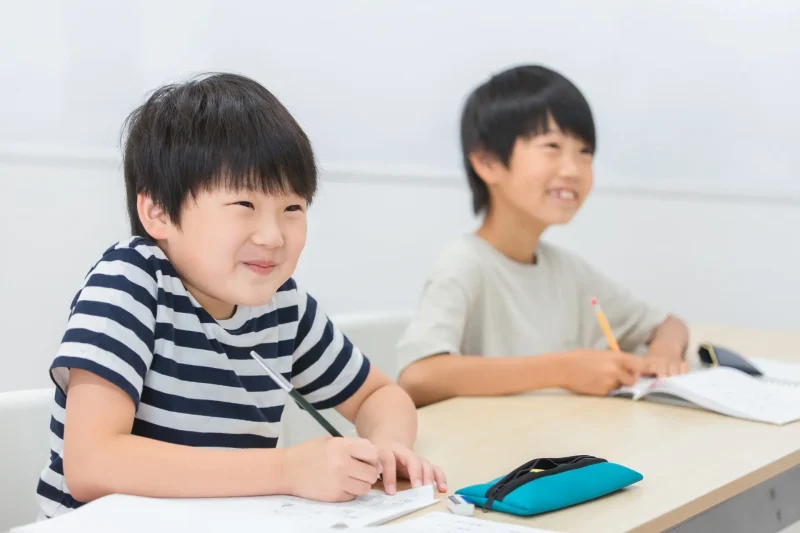 勉強中の小学生